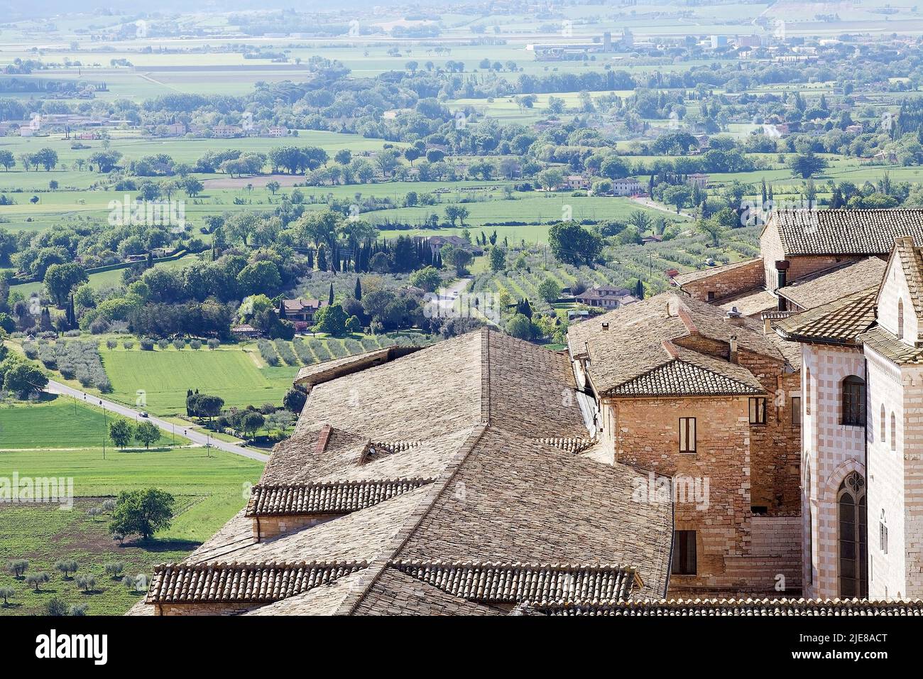 Panorama della piana di Assisi, Italia. Assisi è una città della provincia di Perugia in Umbria, sul fianco occidentale del Monte Subasio. Era il bi Foto Stock