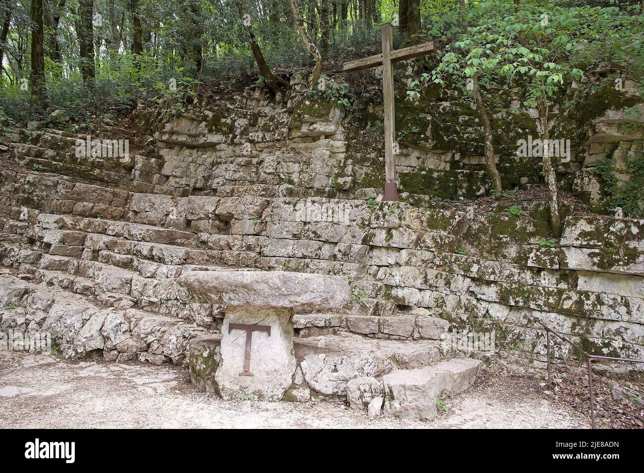 Altare nella foresta vicino all'Eremo delle Carceri, Monte Subasio, Umbria, Italia. L'Eremo delle Carceri è un piccolo eremo in una ripida foresta Foto Stock