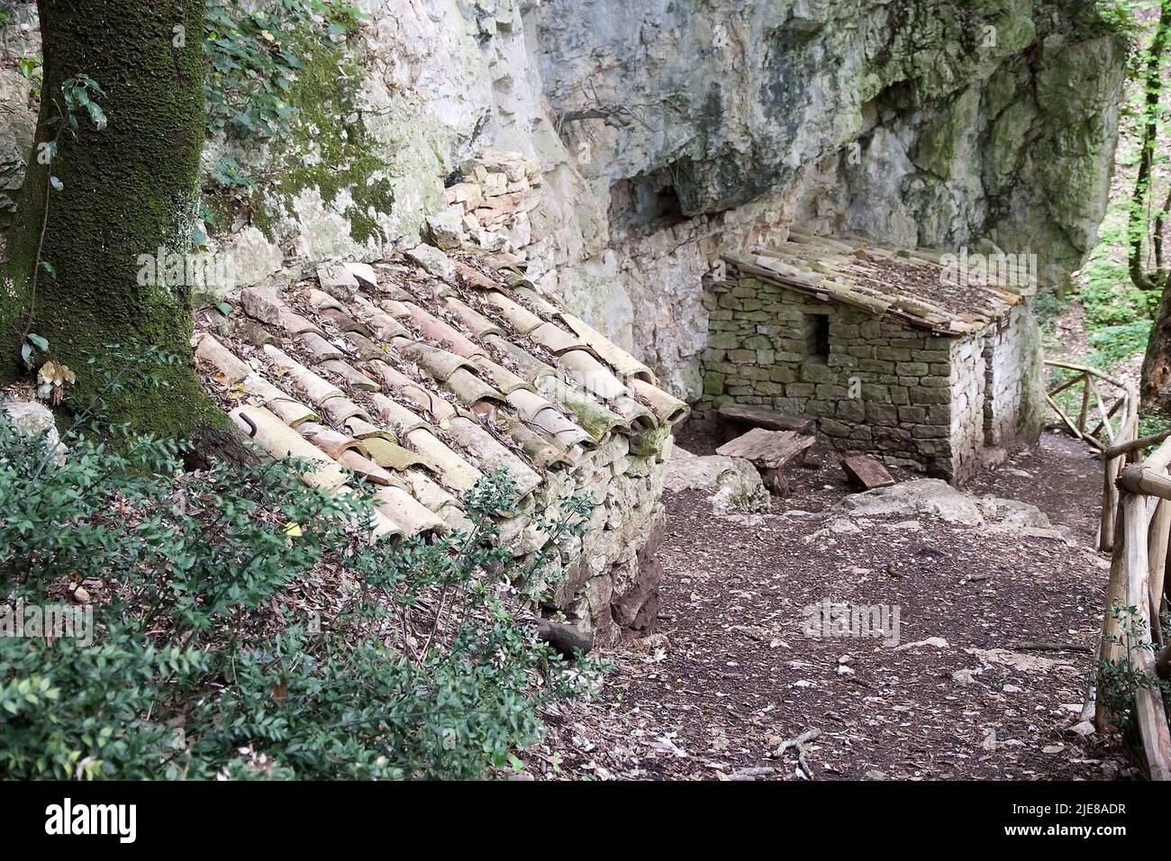 Grotte isolate nelle vicinanze dell'Eremo delle Carceri, Monte Subasio, Umbria, Italia. L'Eremo delle Carceri è un piccolo eremo in una ripida gola boschiva A. Foto Stock