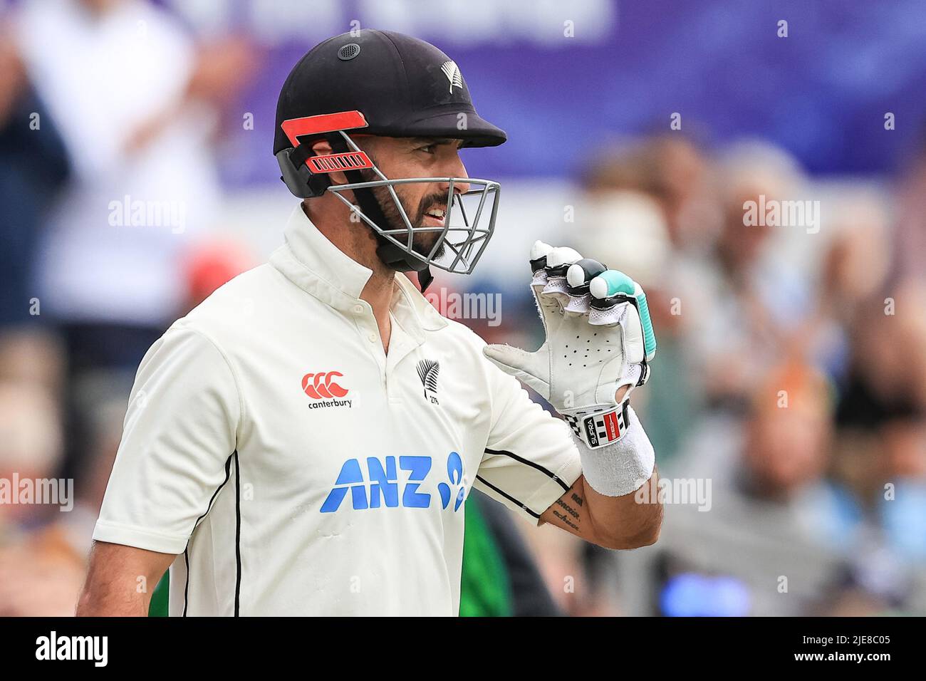 Londra, Regno Unito. 26th giugno 2022. Daryl Mitchell della Nuova Zelanda esce per l'inizio del gioco il giorno 4 credito: Notizie immagini /Alamy Live News Foto Stock