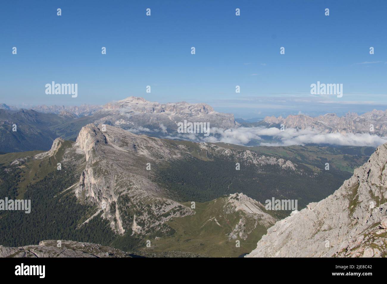 La vista del paesaggio montano dalla terrazza Lagazuoi in una giornata di sole, Dolomiti, Italia. Foto Stock