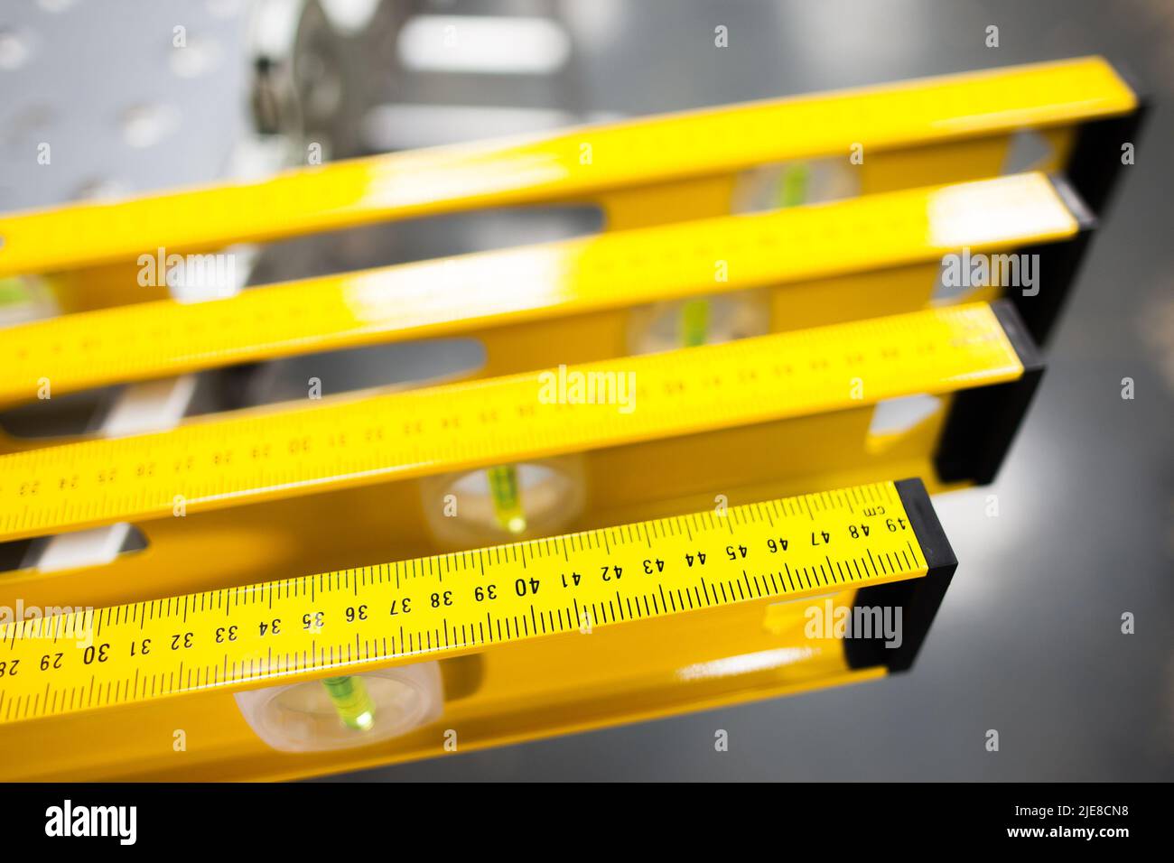 Visualizzazione del righello del livello di costruzione sul magazzino utensili Foto Stock