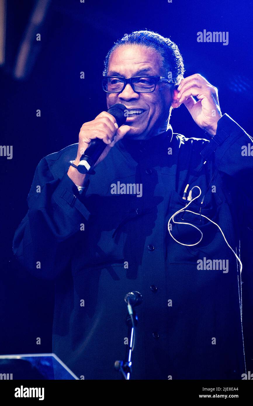 Herbie Hancock si esibisce sul palco durante il suo concerto al Puteaux Parvis de la Défense, in Francia, il 25 giugno 2022. Pianista jazz americano, icona di musica moderna, Herbie Hancock ha trasceso limiti e generi mantenendo la sua voce inconfondibile. Dopo oltre sessant'anni di carriera e quattordici Grammy Awards, incluso l'album dell'anno per River: Le Joni Letters, continua a stupire il pubblico in tutto il mondo. Herbie Hancock : pianoforte, Terence Blanchard: Tromba, James genere: Basso, Lionel Loueke: Chitarra, Justin Tyson : batteria. Foto di Pierrick Villette/ABACAPRESS.COM Foto Stock