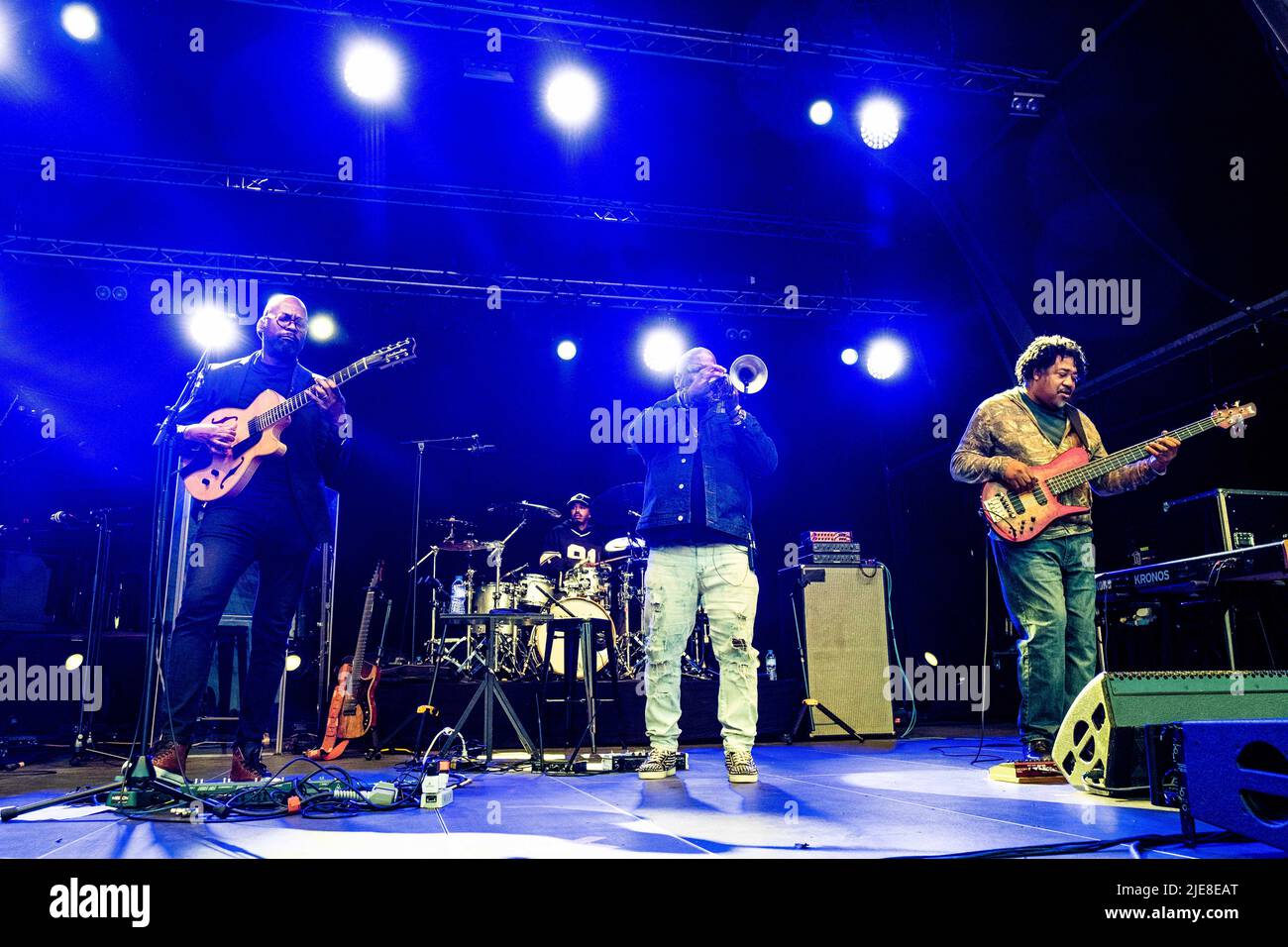 Herbie Hancock si esibisce sul palco durante il suo concerto al Puteaux Parvis de la Défense, in Francia, il 25 giugno 2022. Pianista jazz americano, icona di musica moderna, Herbie Hancock ha trasceso limiti e generi mantenendo la sua voce inconfondibile. Dopo oltre sessant'anni di carriera e quattordici Grammy Awards, incluso l'album dell'anno per River: Le Joni Letters, continua a stupire il pubblico in tutto il mondo. Herbie Hancock : pianoforte, Terence Blanchard: Tromba, James genere: Basso, Lionel Loueke: Chitarra, Justin Tyson : batteria. Foto di Pierrick Villette/ABACAPRESS.COM Foto Stock