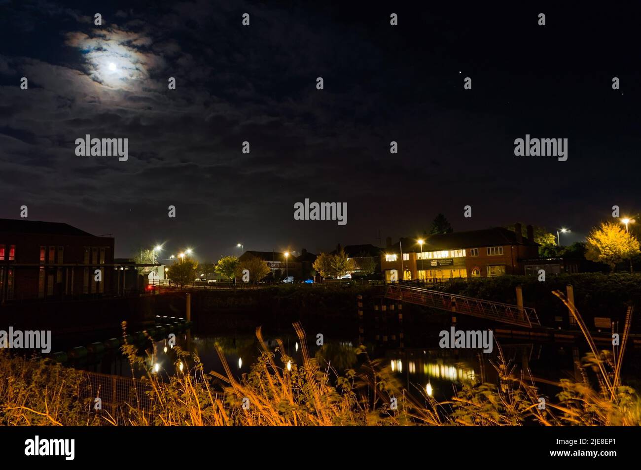 Il bar sul canale sud di 40 metri di notte con un cielo illuminato dalla luna nel Lincolnshire di Boston Foto Stock