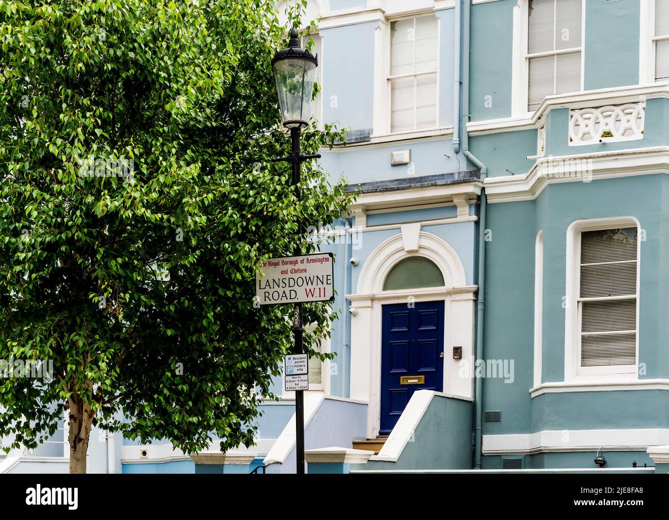 Rosmead Road, strada residenziale con case color pastello nella zona di Notting Hill, Londra occidentale, Inghilterra, Regno Unito. Foto Stock