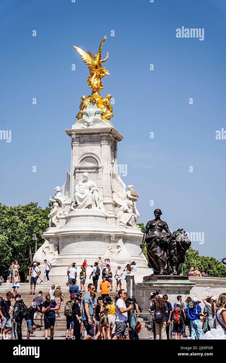 Victoria Memorial, monumento alla Regina Vittoria in marmo e bronzo, alla fine del Mall di Londra, di fronte a Buckingham Palace, Londra, Inghilterra Foto Stock