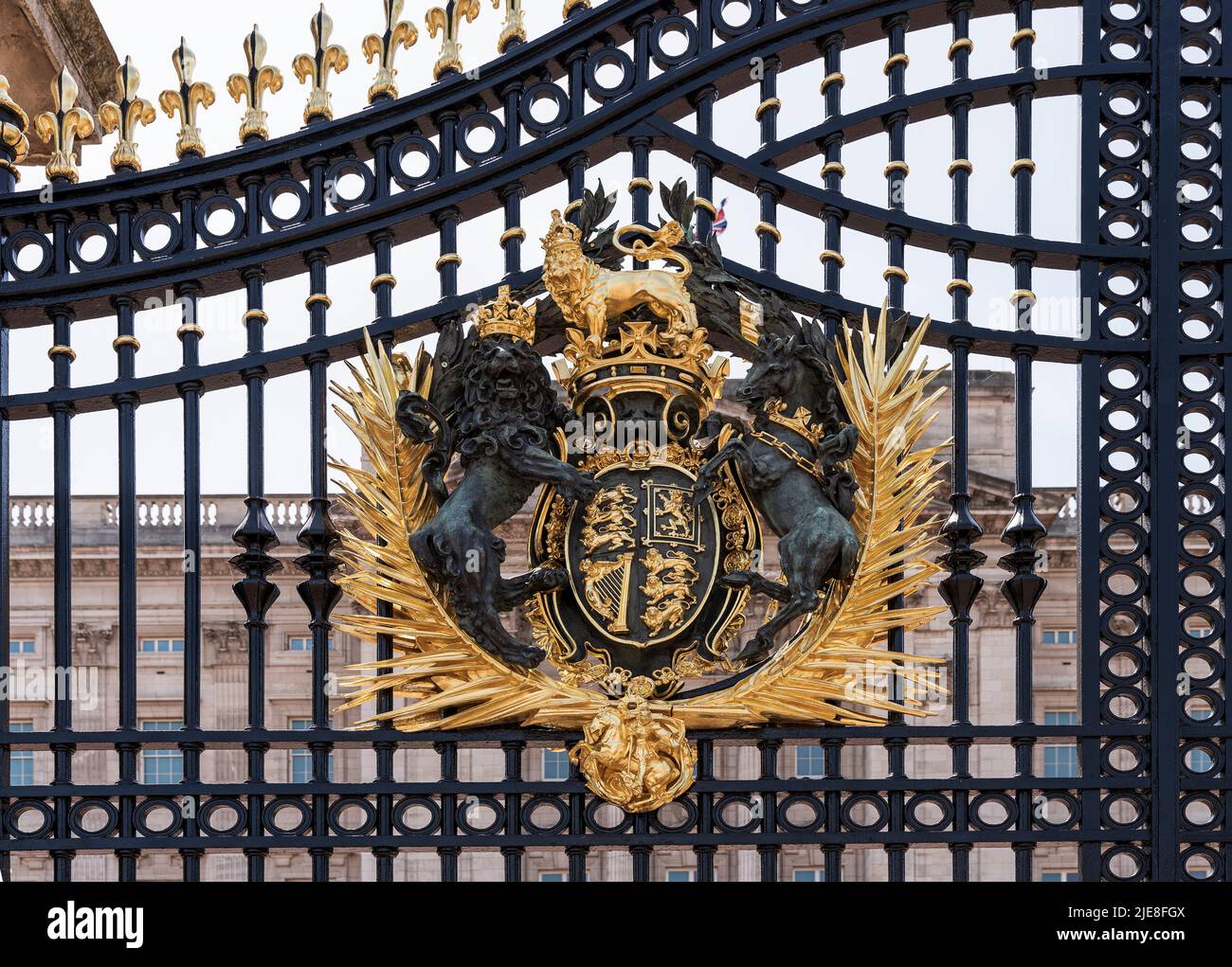 Stemma reale del Regno Unito, con leone rampante coronato e unicorno, sul cancello di Buckingham Palace, Londra, Inghilterra, Regno Unito Foto Stock