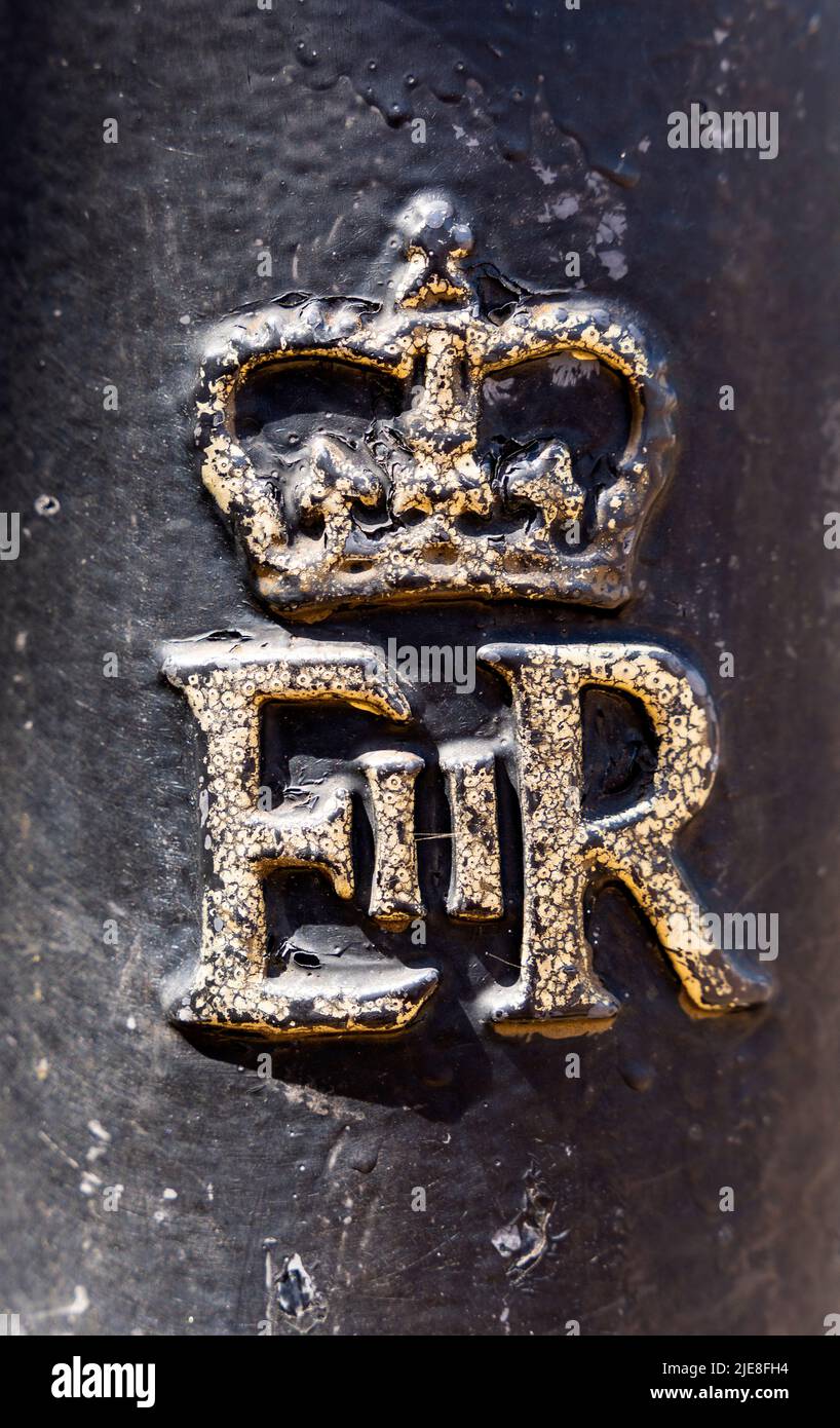 Il cifone della regina Elisabetta II, 'EiR', in piedi per Elisabetta II Regina, sormontato dalla Corona di San Edoardo, su una recinzione di fronte a Buckingham Palace Foto Stock