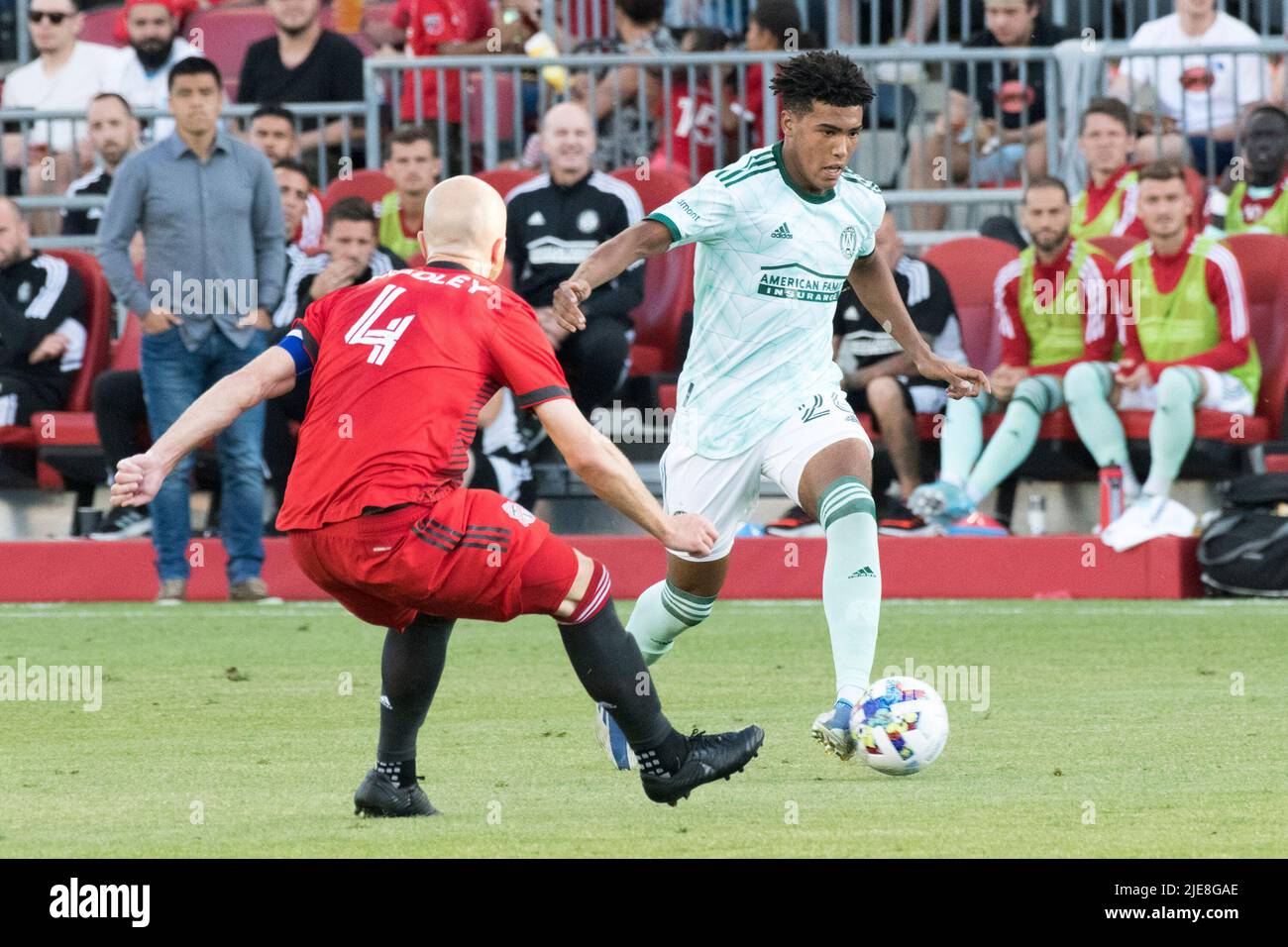 Toronto, Canada. 25th giugno 2022. Michael Bradley (4) e Caleb Wiley (26) in azione durante la partita MLS tra il Toronto FC e l'Atlanta United FC al BMO Field. La partita si è conclusa nel 2-1 per il Toronto FC. (Foto di Angel Marchini/SOPA Images/Sipa USA) Credit: Sipa USA/Alamy Live News Foto Stock