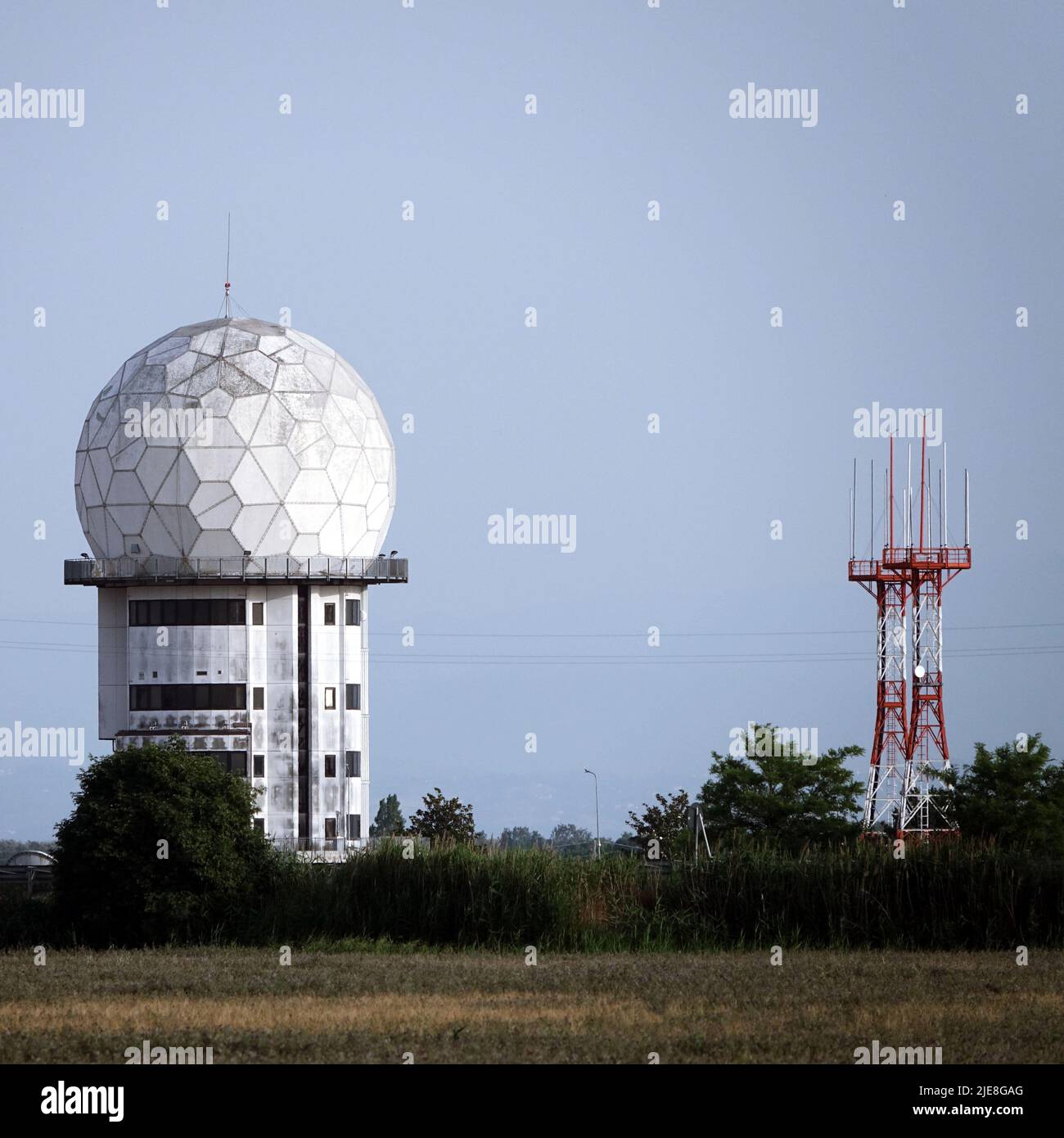 Torre radar e antenna radar dell'aeroporto di Ravenna. Ravenna, Emilia Romagna, Italia Foto Stock