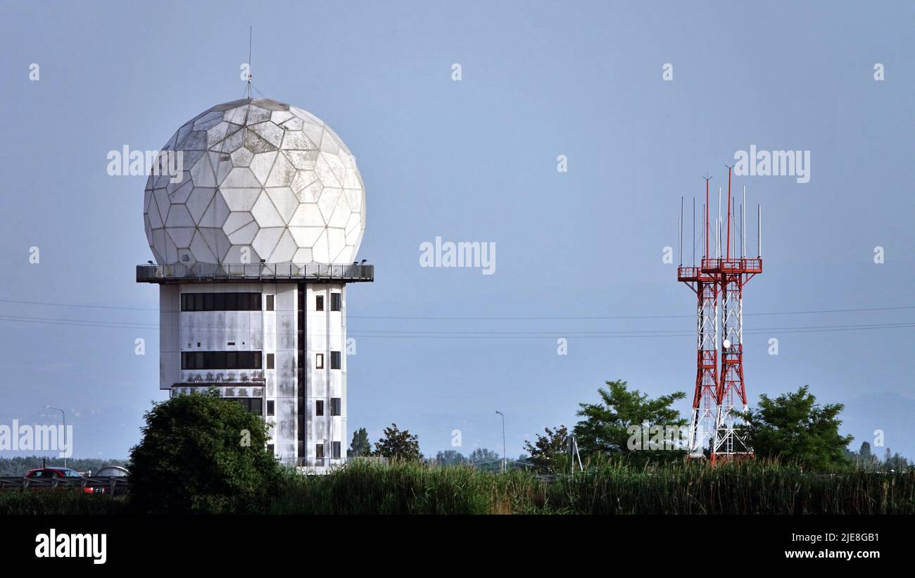 Torre radar e antenna radar dell'aeroporto di Ravenna. Ravenna, Emilia Romagna, Italia Foto Stock