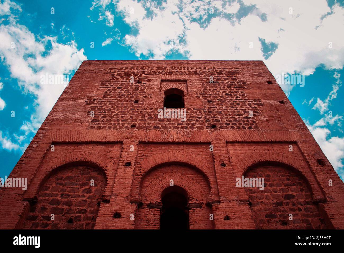 Antica moschea situata vicino a Marrakech in Marocco. Antico grande edificio in Marocco. antichi monumenti storici. Mondo musulmano Foto Stock