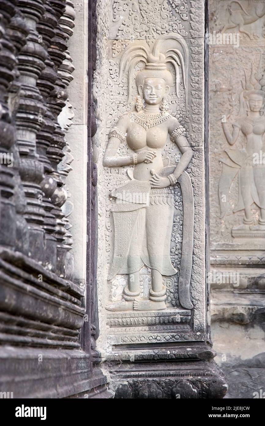 Il bassorilievo della divinità indù lungo la parete esterna della galleria del recinto esterno a Angkor Wat, Angkor, Siem Reap, Cambogia. Angkor Wat era Foto Stock