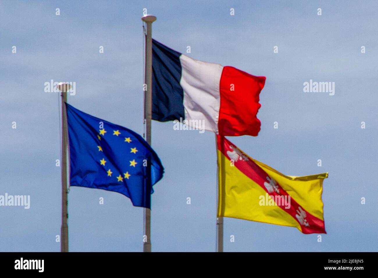 Nancy, Francia, 18 aprile 2022. Tre bandiere, bandiera europea, bandiera francese e bandiera lorenese sul tetto del municipio. Foto Stock