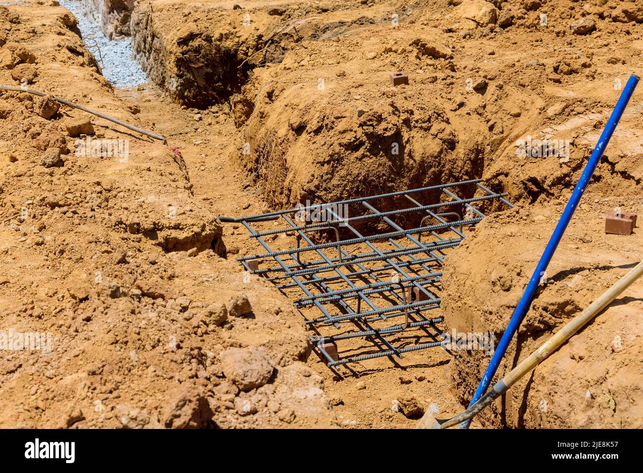 I fili di legatura delle barre di armatura per cantieri edili in acciaio rinforzati in cemento armato e edilizia Foto Stock