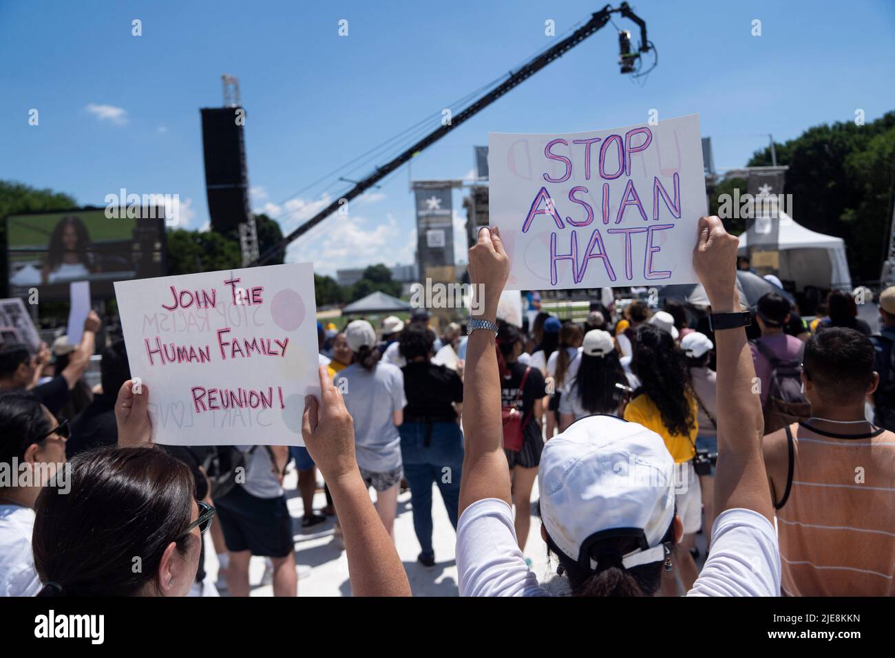 Washington, Stati Uniti. 25th giugno 2022. I manifestanti partecipano alla 'marcia dell'unità' a Washington, DC, Stati Uniti, 25 giugno 2022. Gli americani asiatici provenienti da tutti gli Stati Uniti sono venuti a Washington il sabato per chiedere la fine dell'odio razziale e della violenza che è aumentata in modo significativo nel corso della pandemia COVID-19. Credit: Liu Jie/Xinhua/Alamy Live News Foto Stock