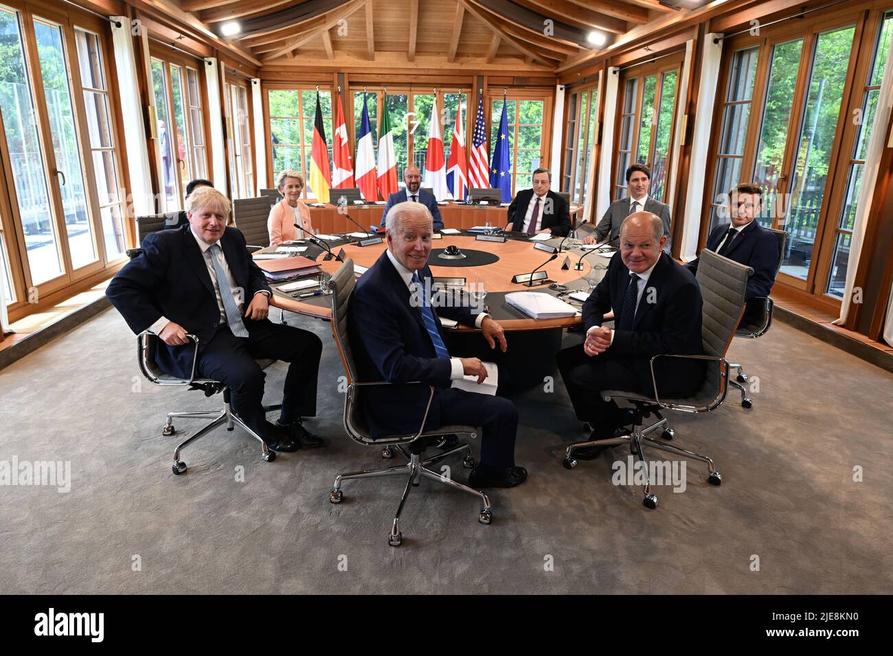 26 giugno 2022, Baviera, Elmau: Boris Johnson, primo ministro del Regno Unito, (front l-r) Joe Biden, presidente degli Stati Uniti, e il cancelliere tedesco OLAF Scholz (SPD), dietro (l-r) Fumio Kishida, primo ministro del Giappone, Ursula von der Leyen, presidente della Commissione europea (UE), Charles Michel, Presidente del Consiglio europeo, Mario Draghi, primo Ministro italiano, Justin Trudeau, primo Ministro del Canada, Emmanuel Macron, Presidente della Francia, siedono alla prima sessione di lavoro sulla situazione economica globale durante il vertice di Schloss Elmau del G7. La Germania ospita i G7 Foto Stock