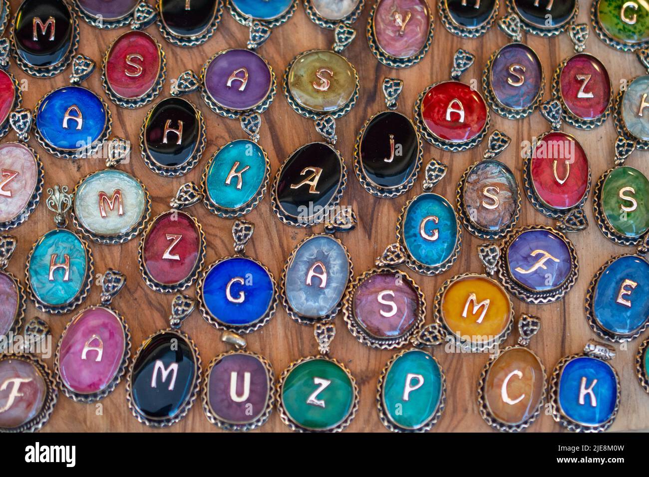 Collana con una lettera. Telaio in vetro con pendente in metallo con lettera Foto Stock