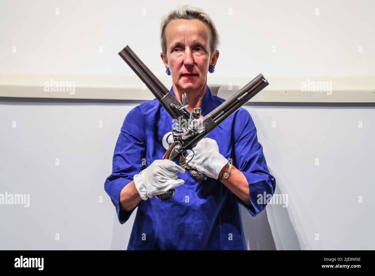 London UK 26 June 2022 Un paio di pistole a doppia increspatura con doppio grilletto a scatto, da 18 bore, montate in argento, realizzate per Alexander Montgomerie, 10th Earl of Eglinton (1723-1769) da Griffin di Bond Street (Londra) intorno al 1750, che è stimato a £20.000-30.000. Alexander Montgomerie, decimo conte di Eglinton (1723-1769) è stato un politico, riformatore e amico stretto di James Boswell che registra il suo tempo con il dottor Johnson nei suoi giornali di Londra del 1762-1767.Sold a beneficio del Dipartimento di armi e armature del Metropolitan Museum of Art di New York. Sarà offerto in vendita nel Foto Stock