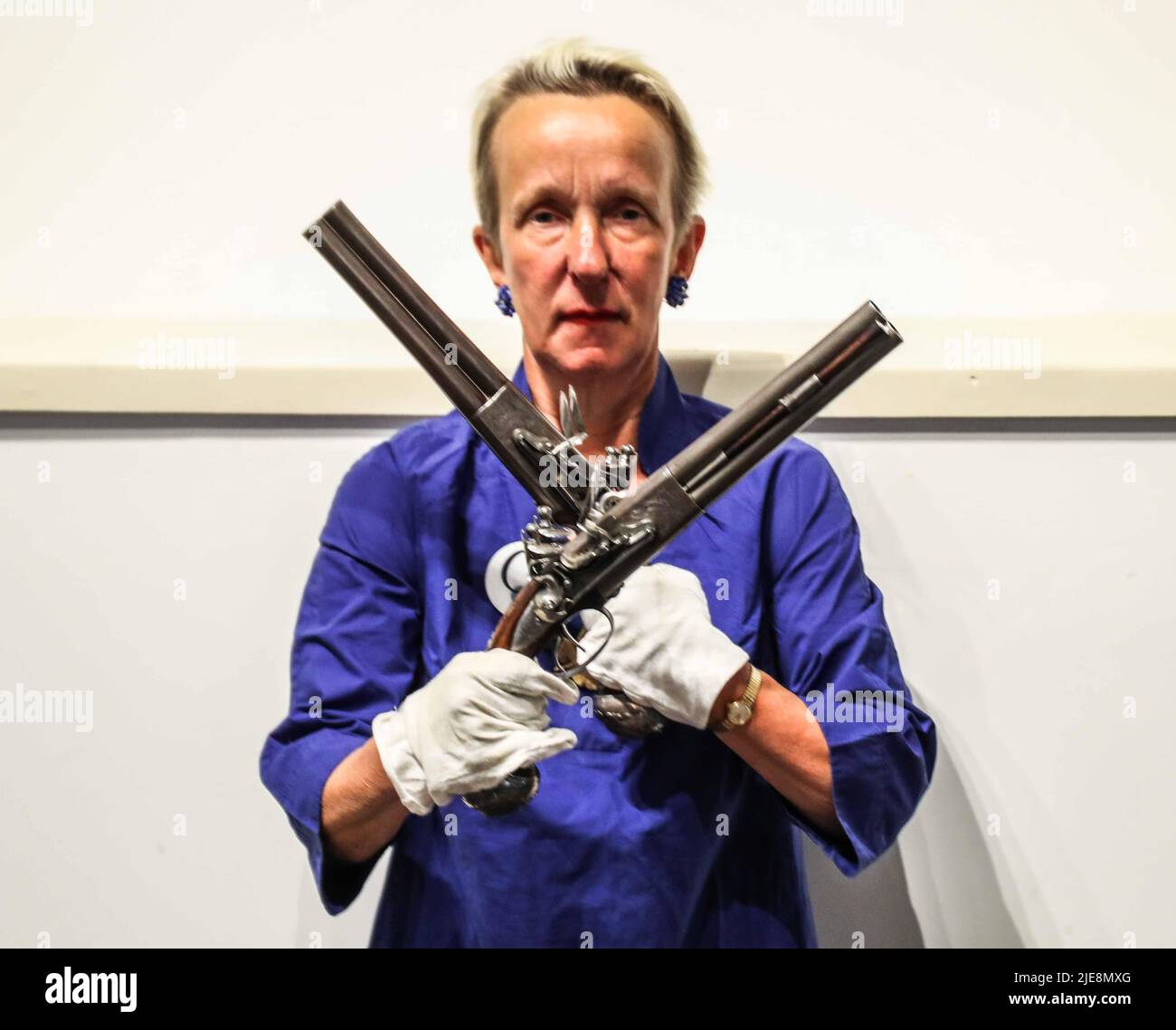 London UK 26 June 2022 Un paio di pistole a doppia increspatura con doppio grilletto a scatto, da 18 bore, montate in argento, realizzate per Alexander Montgomerie, 10th Earl of Eglinton (1723-1769) da Griffin di Bond Street (Londra) intorno al 1750, che è stimato a £20.000-30.000. Alexander Montgomerie, decimo conte di Eglinton (1723-1769) è stato un politico, riformatore e amico stretto di James Boswell che registra il suo tempo con il dottor Johnson nei suoi giornali di Londra del 1762-1767.Sold a beneficio del Dipartimento di armi e armature del Metropolitan Museum of Art di New York. Sarà offerto in vendita nel Foto Stock