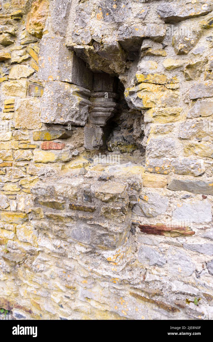 Antico arco scolpito scoperto in un muro dopo che è stato bloccato molte centinaia di anni fa. Foto Stock