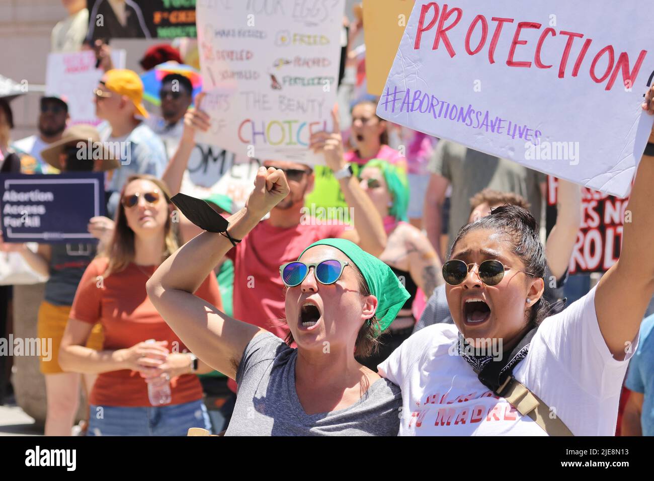 (220626) -- LOS ANGELES, 26 giugno 2022 (Xinhua) -- i manifestanti si radunano fuori dal municipio di Los Angeles, centro di Los Angeles, California, Stati Uniti, il 25 giugno, 2022. Mentre la Corte Suprema degli Stati Uniti ha rovesciato Roe contro Wade, una decisione storica del 1973 che ha stabilito un diritto costituzionale all'aborto, un'ondata di proteste e di indignazione sta spazzando via il paese. (Hangzhou) Foto Stock