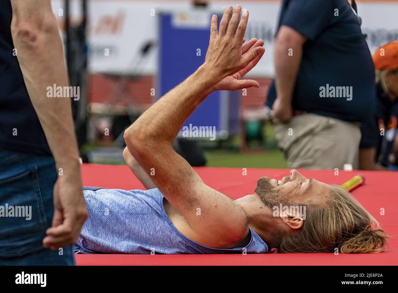 APELDOORN - Athlete Douwe Amels durante l'evento di salto in alto al Campionato di atletica olandese. ANP RONALD HOOGENDOORN Foto Stock