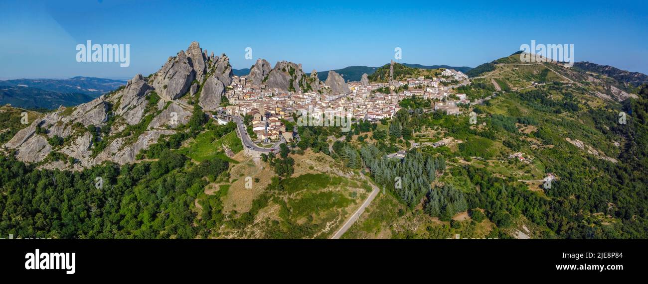 Vista panoramica sul borgo rurale di Pietrapertosa in Appennino Dolomiti Lucane, potenza in Basilicata, Italia Foto Stock