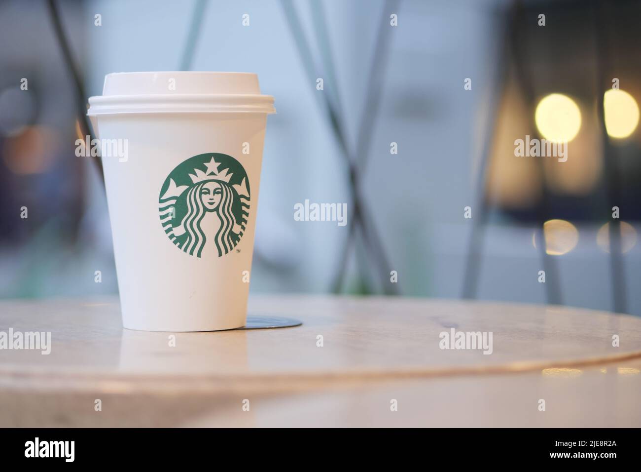 Singapore 12 giugno 2022. Caffè Starbucks con bevande calde al tavolo Foto Stock