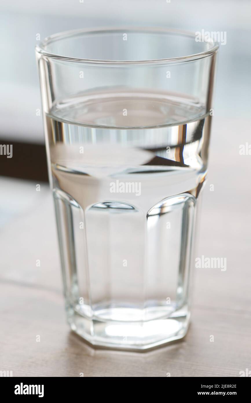 un bicchiere d'acqua sul tavolo da vicino Foto Stock