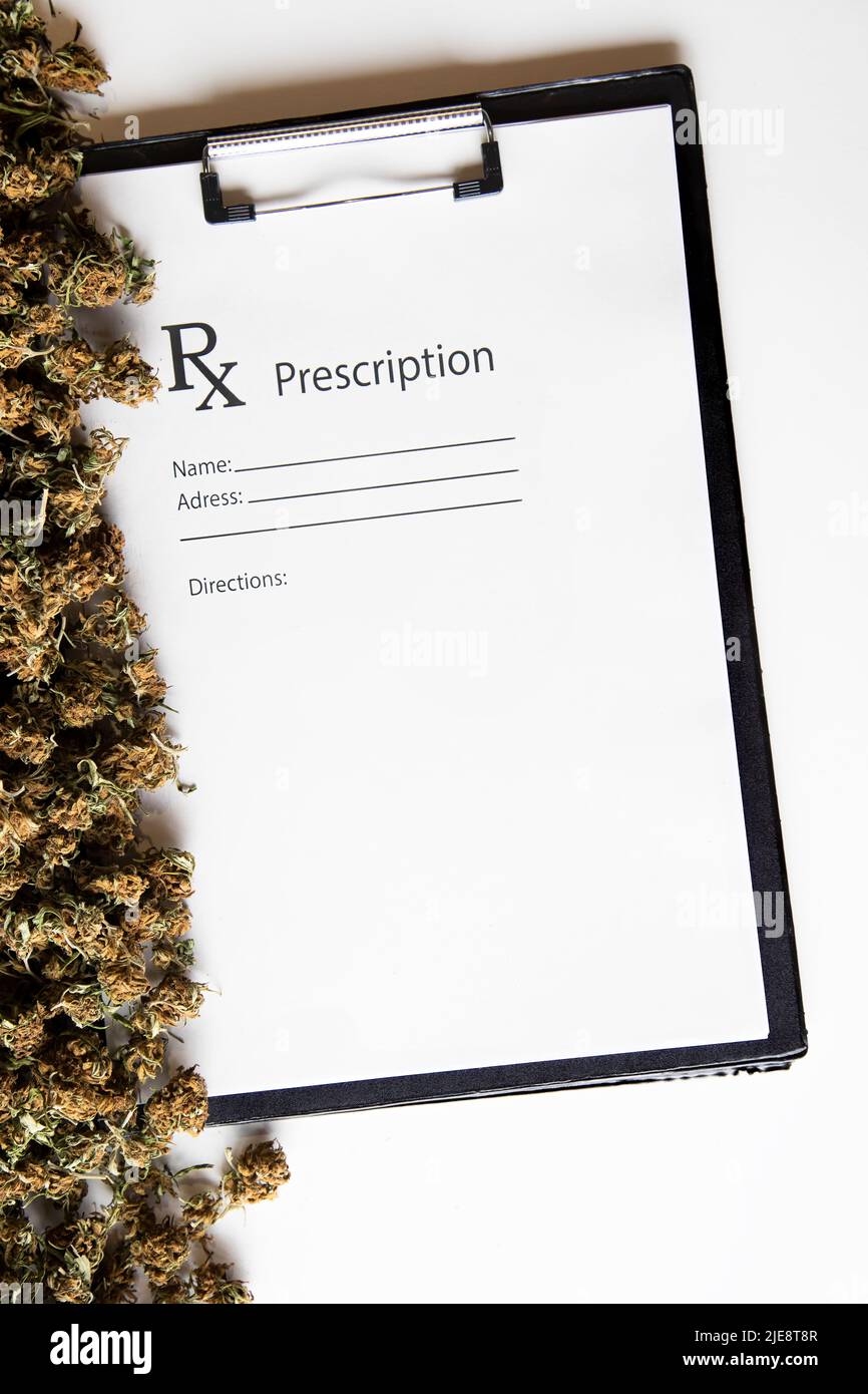 fondo bianco, foglio di prescrizione marijuana. concetto medico, dolore e trattamento del cancro. spazio copia Foto Stock