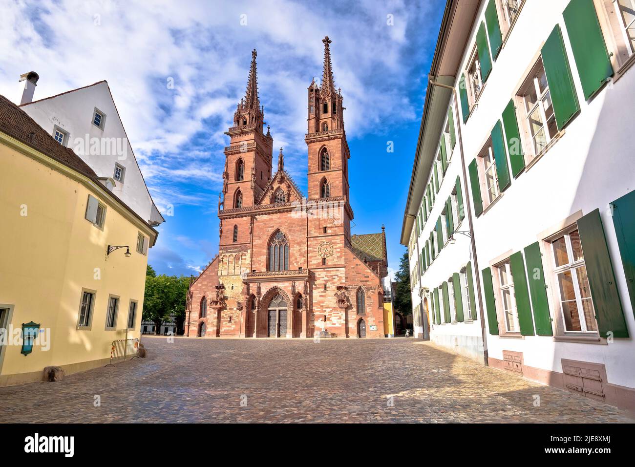 Basel Munsterplatz vista storica architettura, Svizzera nord-occidentale Foto Stock