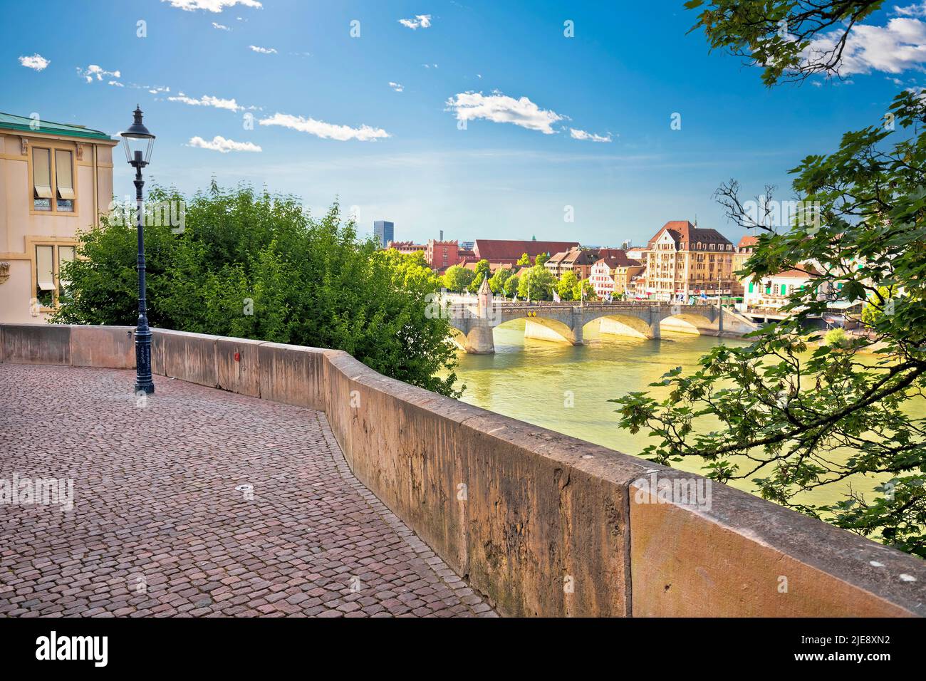 Basilea vista dalla città alta al fiume Reno e ponte, Svizzera Foto Stock