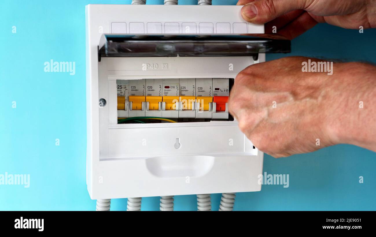 Riparazione dell'unità di consumo con interruttori automatici nel sistema di cablaggio domestico. Foto Stock
