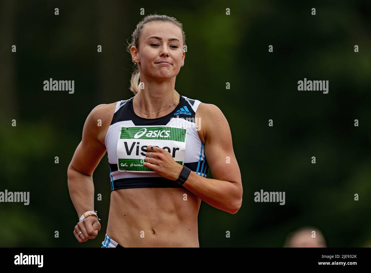 APELDOORN - Athlete Nadine Visser durante la sezione degli ostacoli di 100 metri ai Campionati di atletica olandese. ANP RONALD HOOGENDOORN Foto Stock