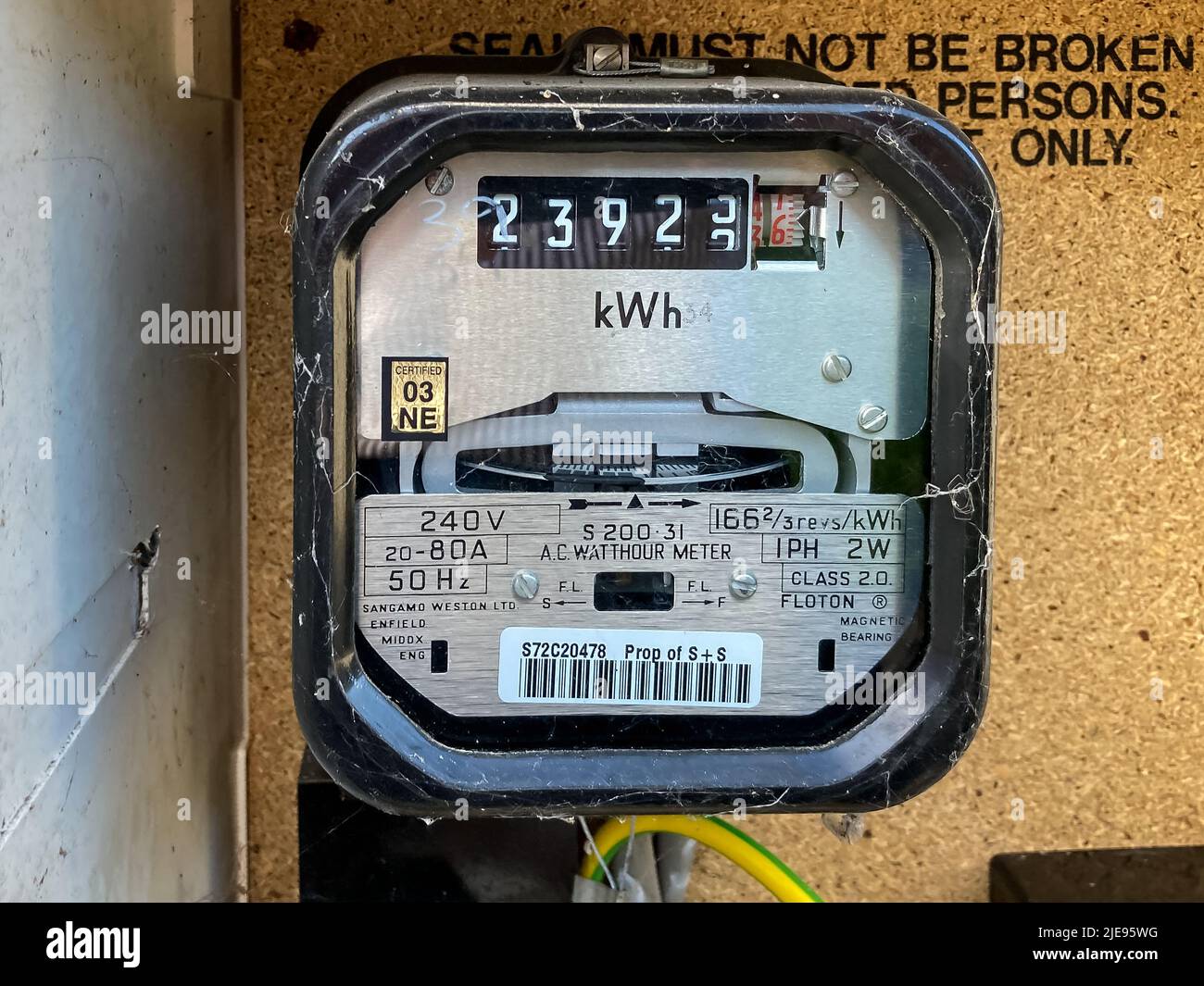 Primo piano di un elettricimetro analogico a Chapmanslade, Wiltshire, Regno Unito, il 26 febbraio 2021 Foto Stock
