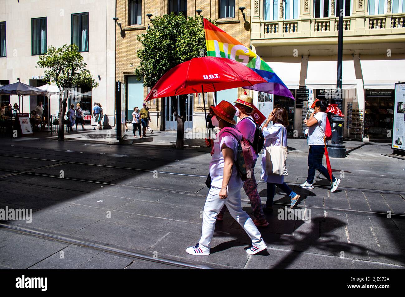 Siviglia Spagna 25 giugno, 2022 dipendenti e personale domestico che lavorano in assistenza personale partecipando a una manifestazione nel centro della città di Siviglia d Foto Stock