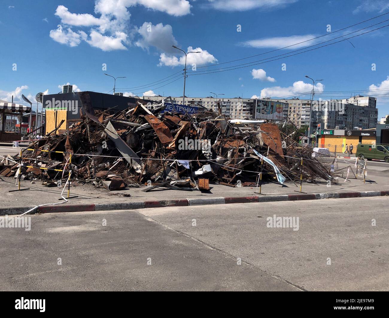 06/17/2022 Ucraina, Kharkiv, la guerra della Russia contro l'Ucraina. Bruciato cumulo di metallo: Resti della distruzione di negozi e pavimenti commerciali da razzi Foto Stock