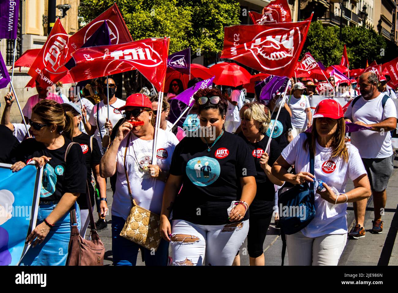 Siviglia Spagna 25 giugno, 2022 dipendenti e personale domestico che lavorano in assistenza personale partecipando a una manifestazione nel centro della città di Siviglia d Foto Stock