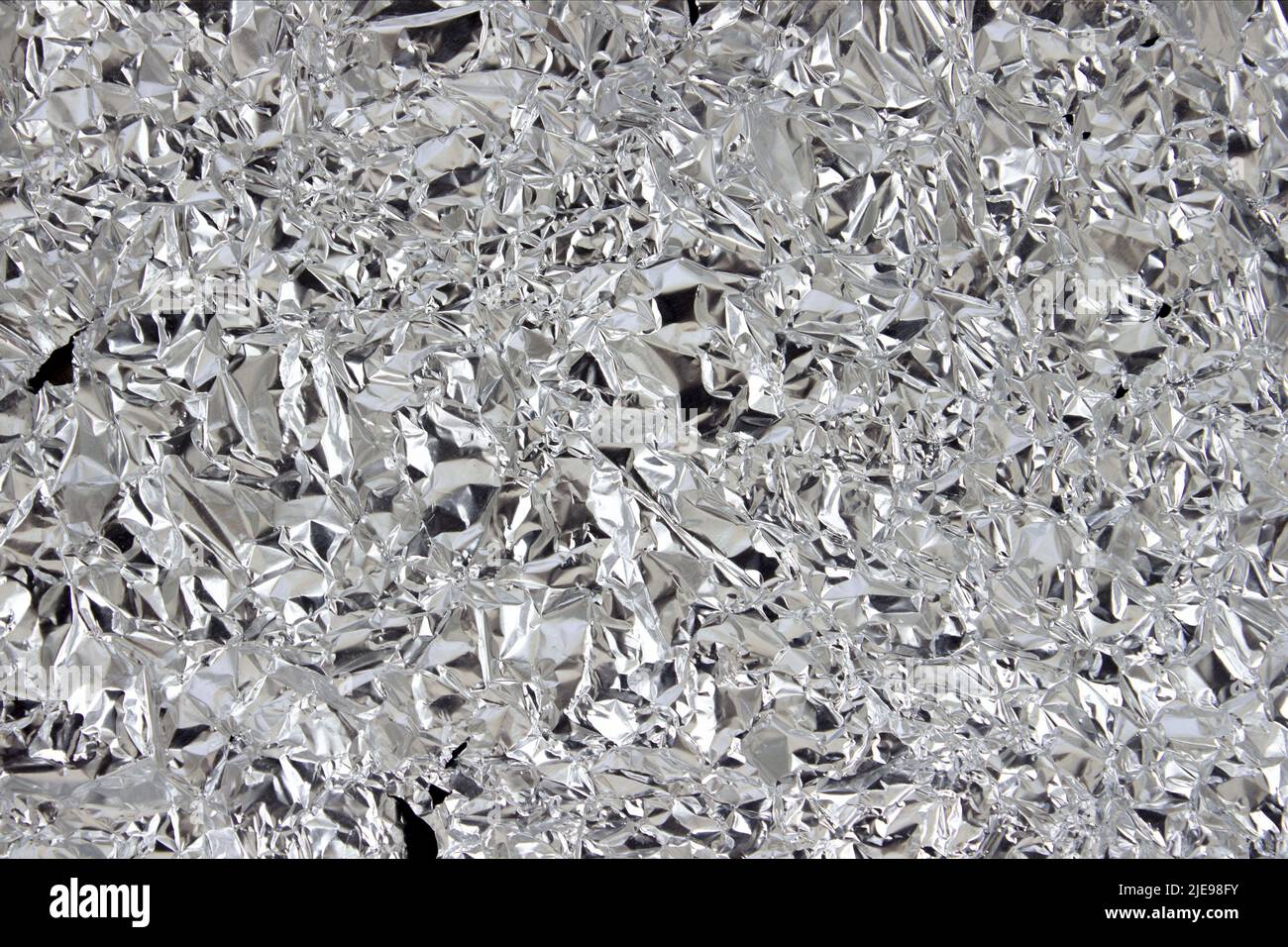 la trama della lamina d'argento grattugiata si avvicina da vicino. Sfondo astratto Foto Stock