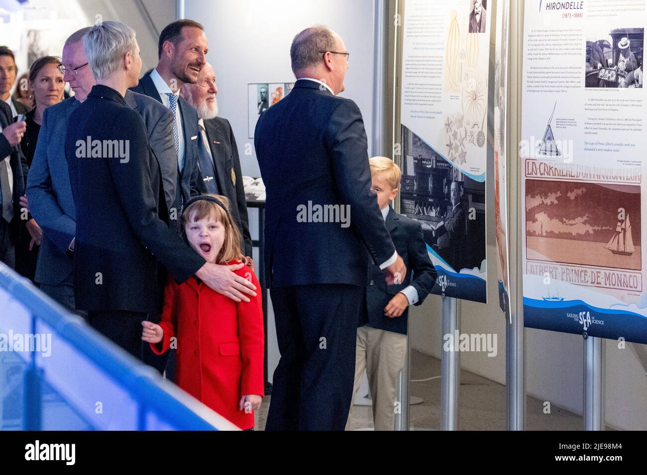 Oslo 20220622.H.K.H. Corona Principe Haakon, Principe Alberto II, Principessa Charlene di Monaco, e i bambini (a sinistra) Principessa Gabriella e fratello gemello Jacques durante l'apertura della nuova mostra al Fram Museum di Oslo. Foto: Javad Parsa / NTB Foto Stock