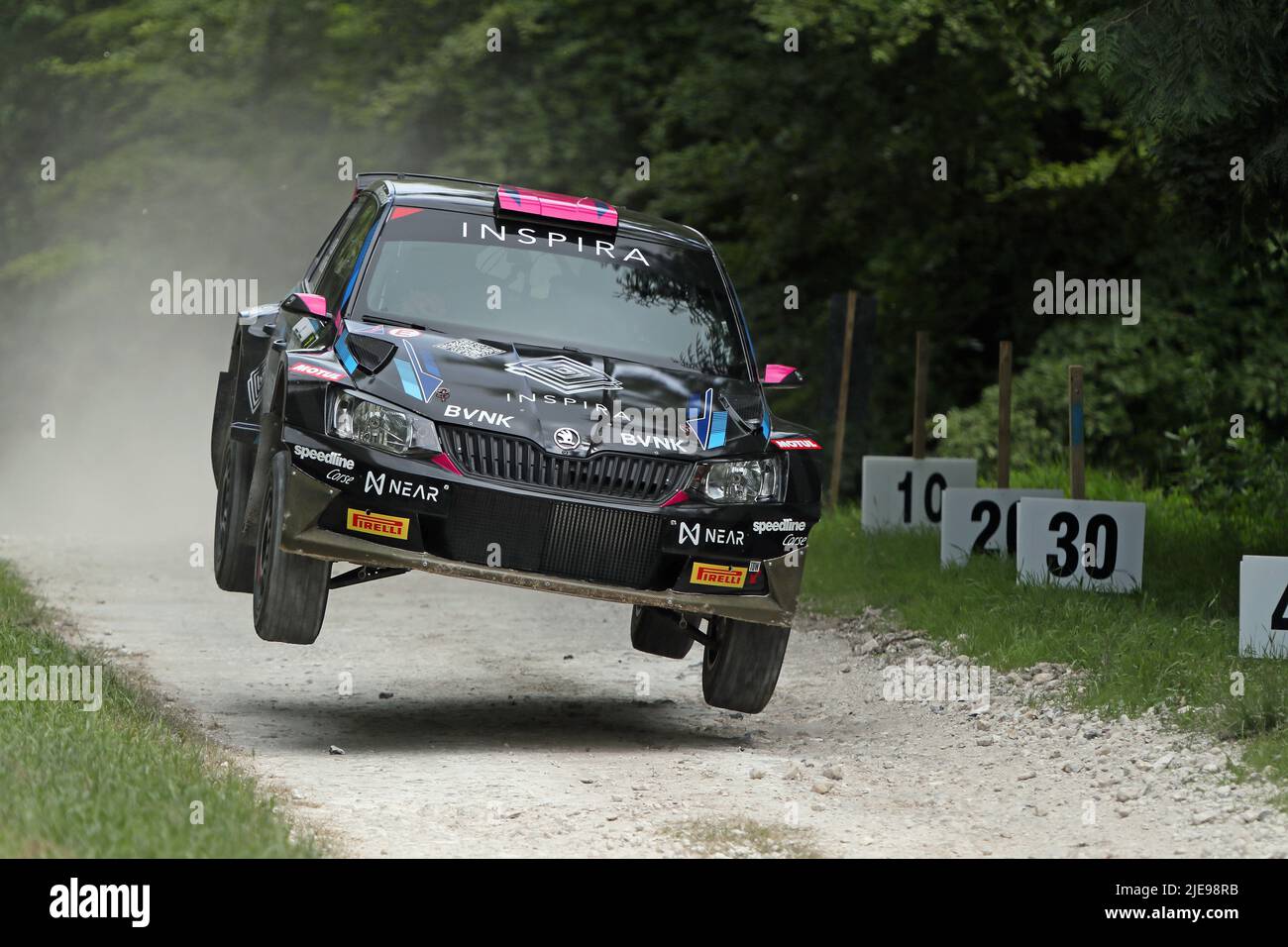 Goodwood, West Sussex, Regno Unito 26th giugno 2022. Un'auto da rally salta sul salto di scena al Goodwood Festival of Speed – "The Innovators – masterminds of Motorsport", a Goodwood, West Sussex, Regno Unito. © Malcolm Greig/Alamy Live News Foto Stock