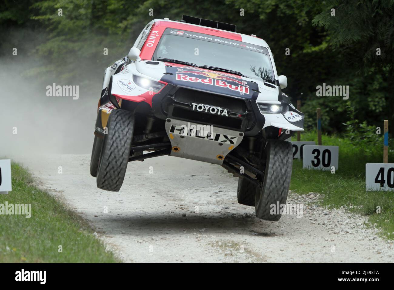 Goodwood, West Sussex, Regno Unito 26th giugno 2022. Toyota Hilux Daker Rally auto prende il salto al Goodwood Festival of Speed – ‘gli innovatori – masterminds of Motorsport’, a Goodwood, West Sussex, Regno Unito. © Malcolm Greig/Alamy Live News Foto Stock