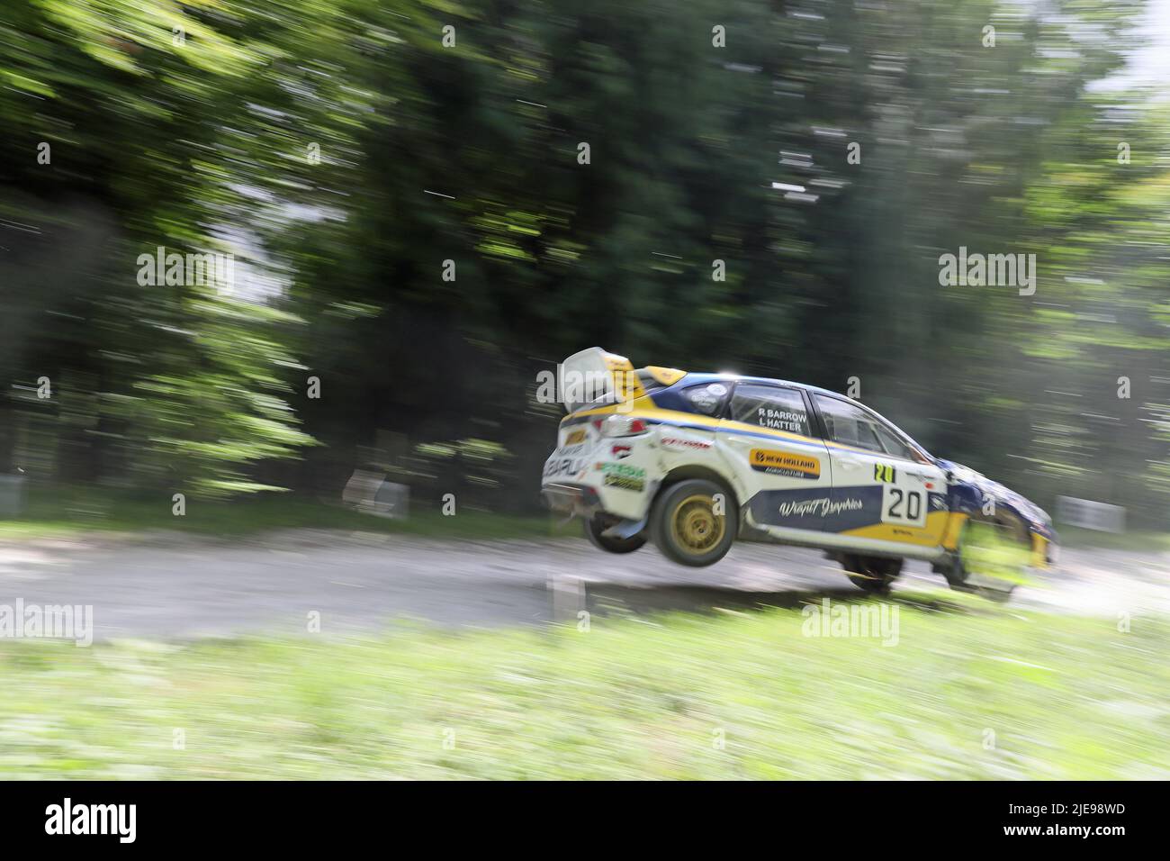 Goodwood, West Sussex, Regno Unito 26th giugno 2022. Una vettura da rally di Subaru salta sul palco del raduno forestale al Goodwood Festival of Speed – “gli innovatori – i maestri del motorsport”, a Goodwood, West Sussex, Regno Unito. © Malcolm Greig/Alamy Live News Foto Stock