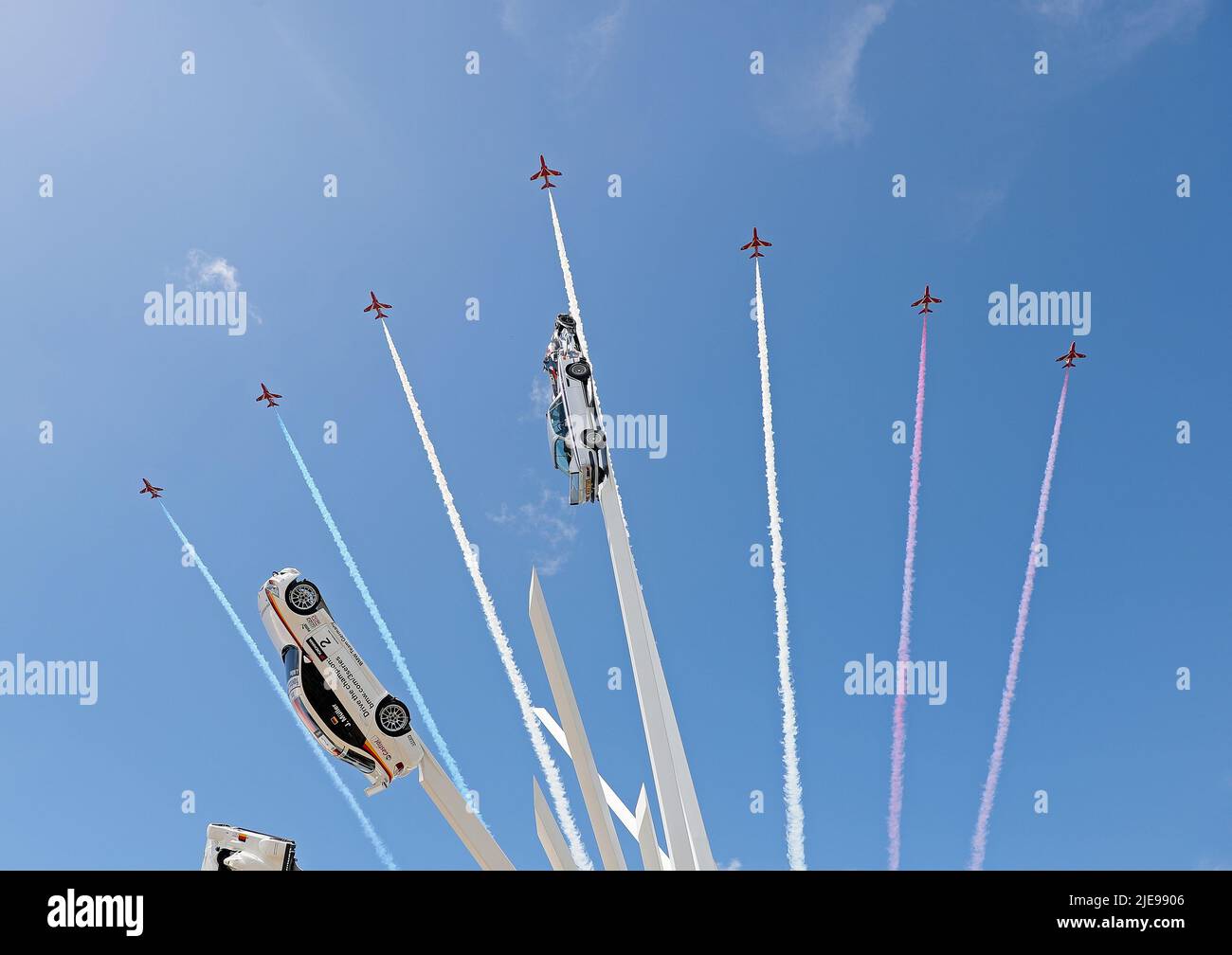 Goodwood, West Sussex, Regno Unito 26th giugno 2022. Le frecce rosse sorvolano la caratteristica centrale della BMW al Goodwood Festival of Speed – “gli innovatori – i maestri del motorsport”, a Goodwood, West Sussex, Regno Unito. © Malcolm Greig/Alamy Live News Foto Stock