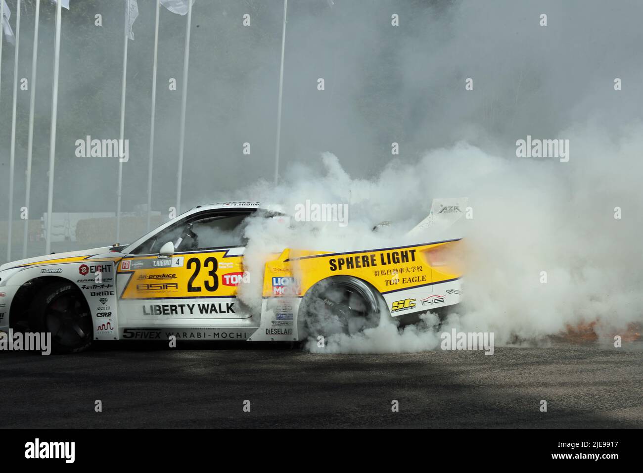 Goodwood, West Sussex, Regno Unito 26th giugno 2022. Drift car creando un sacco di fumo di pneumatici al Goodwood Festival of Speed – ‘gli innovatori – masterminds of Motorsport’, a Goodwood, West Sussex, Regno Unito. © Malcolm Greig/Alamy Live News Foto Stock