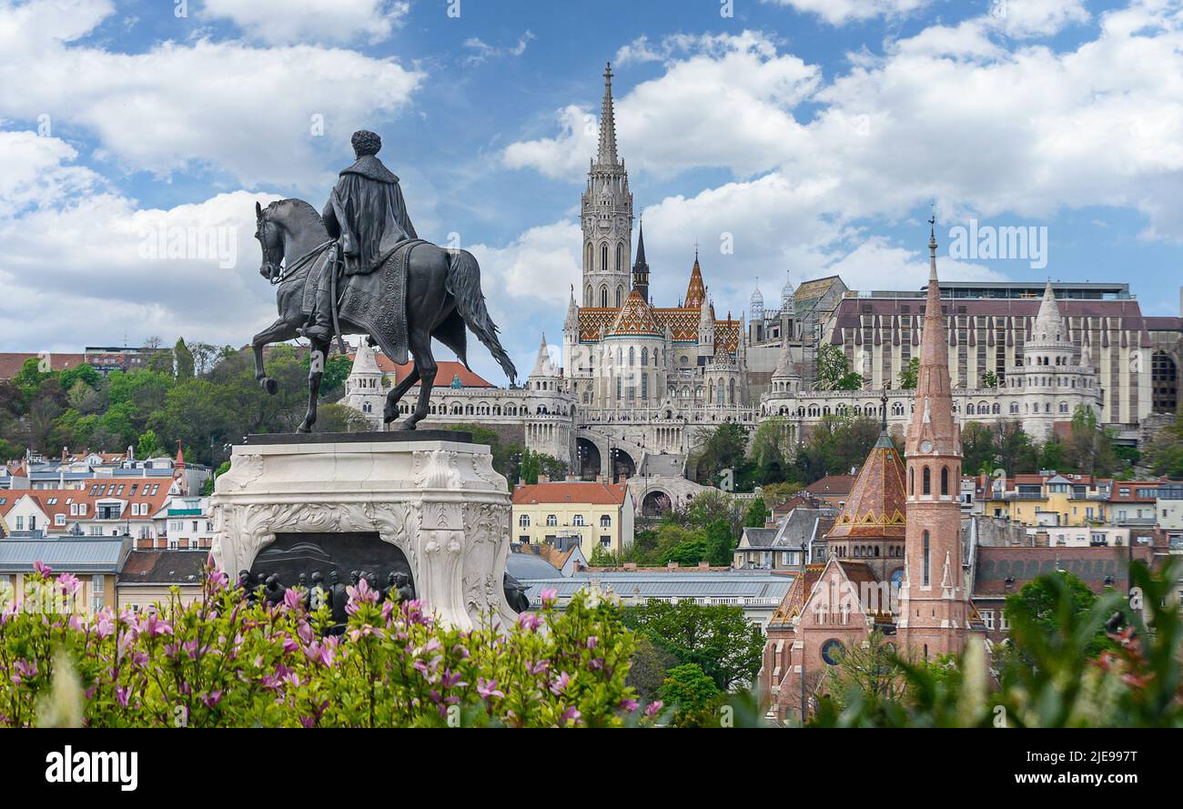 Vista del lato Buda di Budapest, Ungheria con il Castello di Buda, San Mattia, Bastione dei pescatori e Statua del conte Gyula Andrassy. Foto Stock