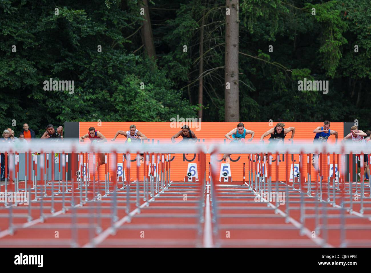 APELDOORN, PAESI BASSI - GIUGNO 26: Atleti dei Paesi Bassi che gareggiano nella finale Men's 110m hurdles dell'ASICS NK Atletiek 2022 - Day 3 all'AV '34 il 26 Giugno 2022 ad Apeldoorn, Paesi Bassi. (Foto di Peter Lous/Orange Pictures) Foto Stock