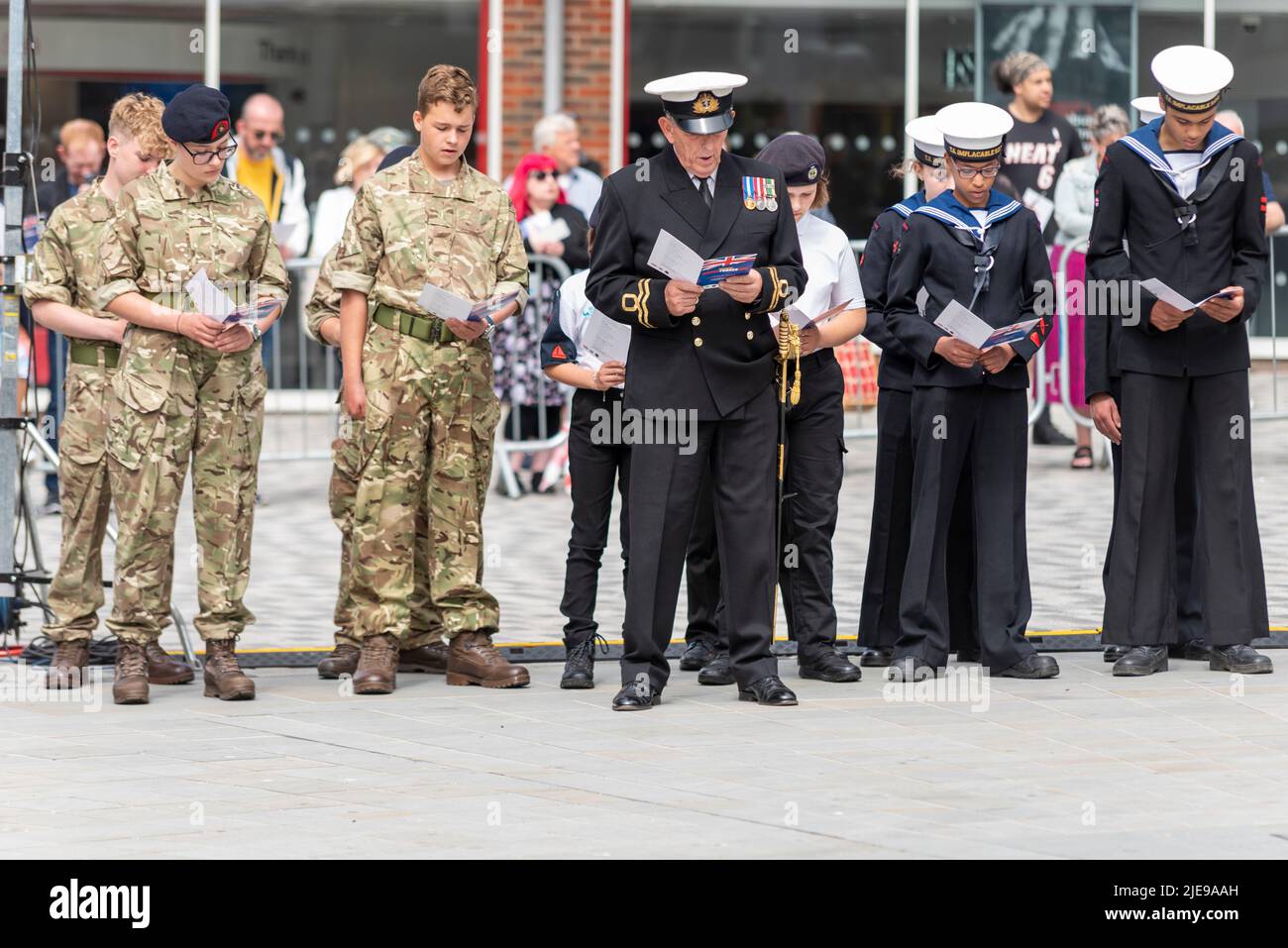 Evento di commemorazione militare della Giornata delle forze armate ad High Street, Southend on Sea, Essex, Regno Unito. Cadetti dell'esercito e della marina cantano inni Foto Stock